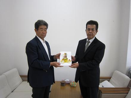 （株）盛設計の新城安盛社長より義援金贈呈