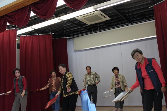 舞台を利用してボランティアの舞い