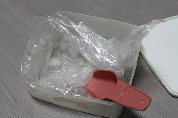 タッパーの中身は・・・氷?