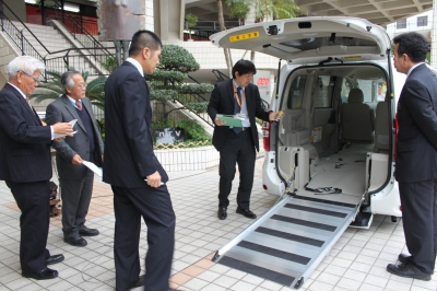 スロープ付き車両です